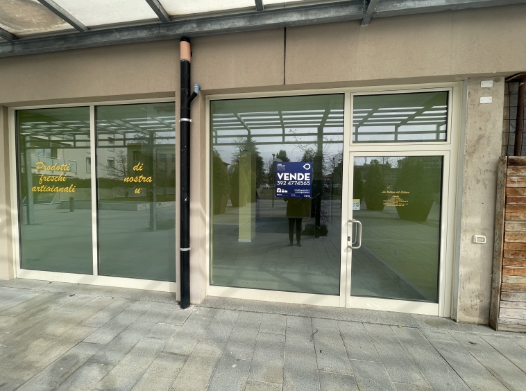 Luigi Ottolini vende a Bergamo Longuelo negozio vendita nuovo panificio estetica estetista massaggi benessere spa panifico panetteria supermercato Brescia Milano