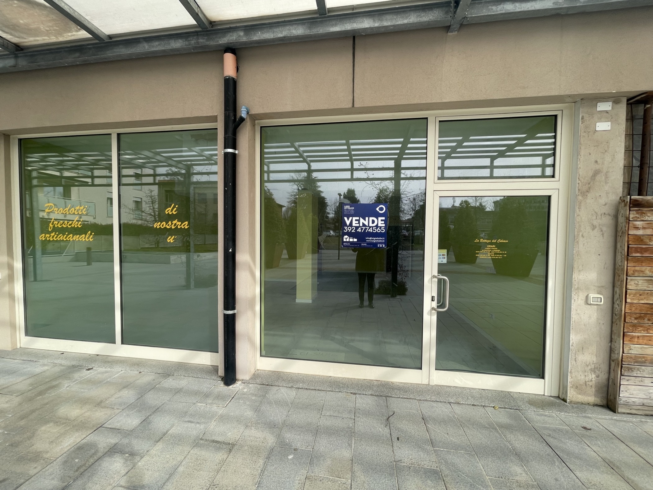 Luigi Ottolini vende a Bergamo Longuelo negozio vendita nuovo panificio estetica estetista massaggi benessere spa panifico panetteria supermercato Brescia Milano